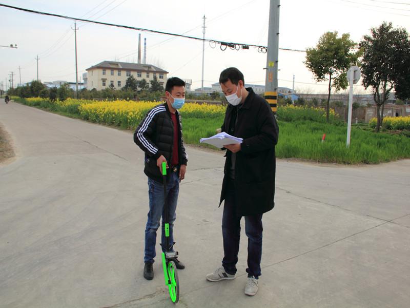图为审计人员在工程现场复核相关数据_副本.jpg