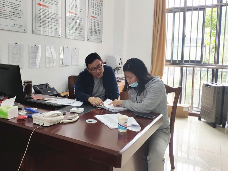 图为审计人员在洪泽区实验小学调查教育专项资金使用情况_副本.jpg