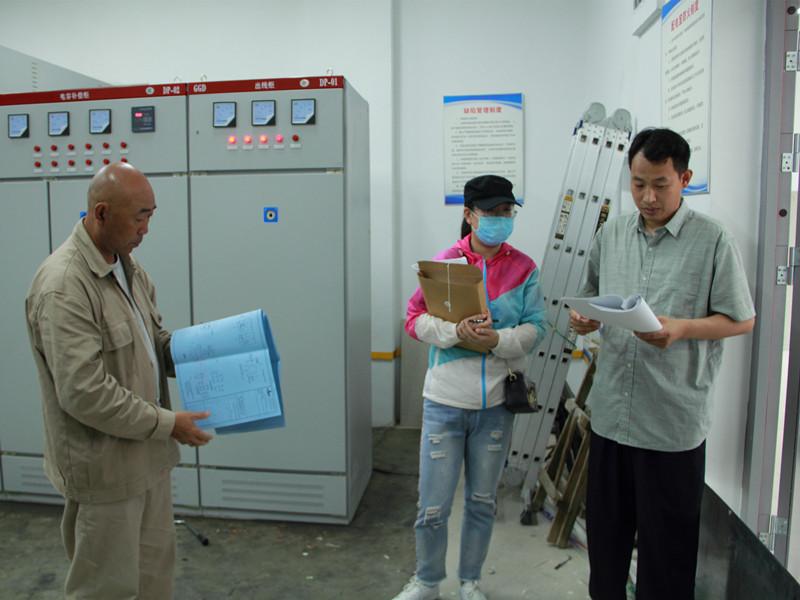 图为审计人员在江苏省洪泽中等专业学校配电房查看电力设施建设质量情况_副本.jpg