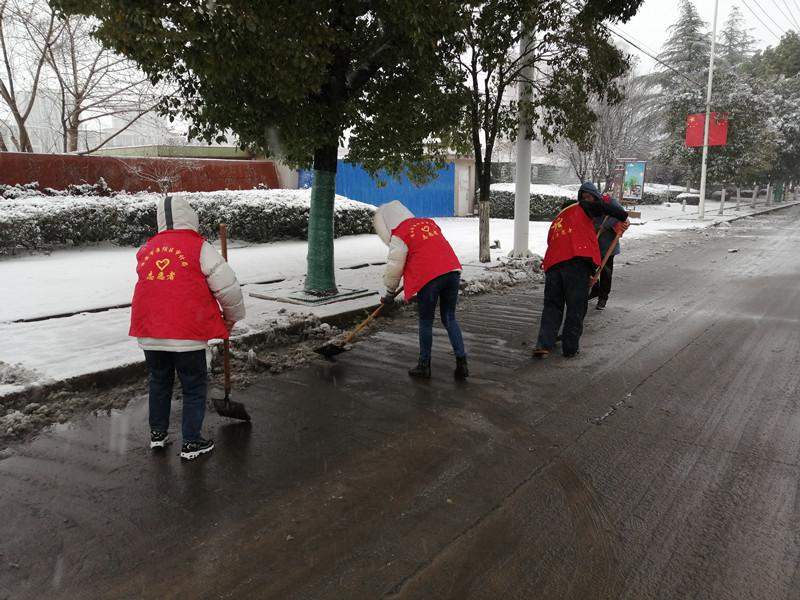 志愿者在清扫积雪_副本.jpg