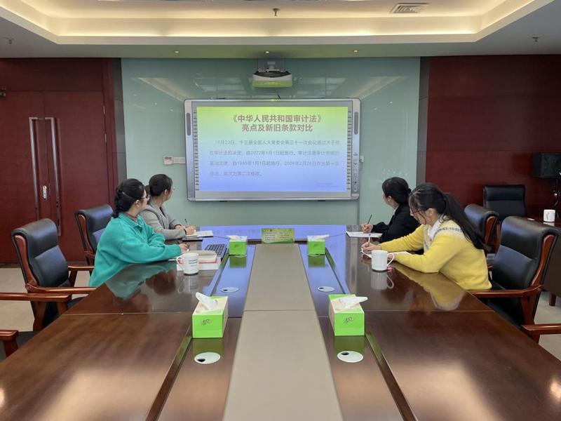 淮安审计：审计现场组织开展新修订审计法学习.jpg