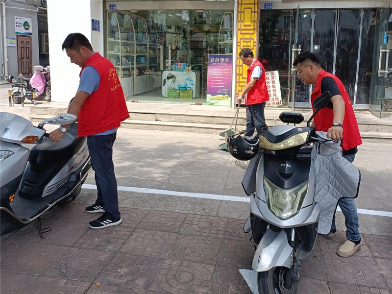 图为该局干部职工在该区商贸城区域帮助整理车辆、清理垃圾_副本.jpg