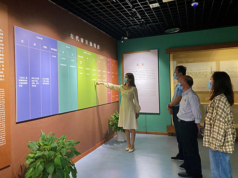 图为审计组成员在中国审计博物馆参观_副本.jpg