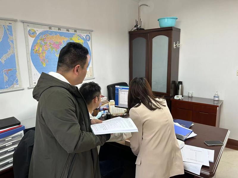 图为审计人员现场核查相关资金数据资料_副本.jpg