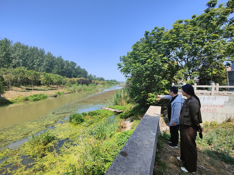 图为审计人员现场查看农村生态河道建设情况_副本.jpg