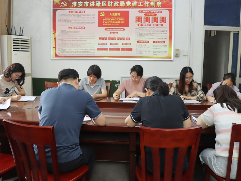 图为该局廉政回访组人员在区财政局调查了解区本级预算执行审计组成员执行审计纪律情况_副本.jpg