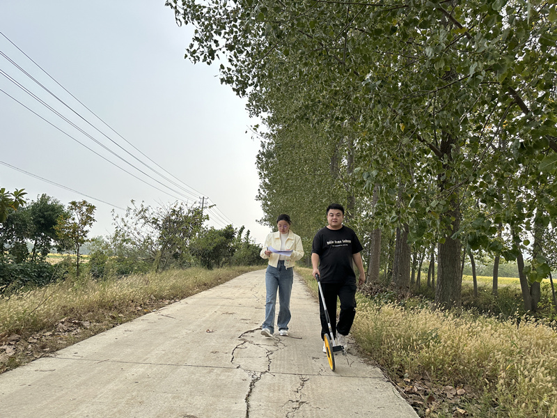 淮安市洪泽区审计局关注医疗供电系统安全情况 图为审计人员在洪泽湖医养融合体附近测量电缆长度_副本.jpg