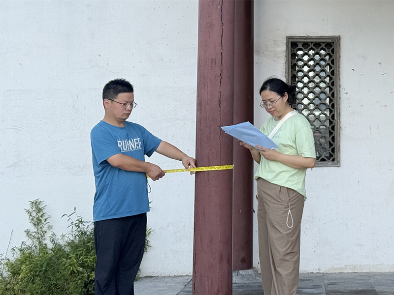 图为该局审计人员在仿古建筑走访现场_副本.jpg