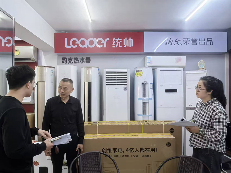 市审计局：走访商户听诉求 精准服务促消费_副本.jpg